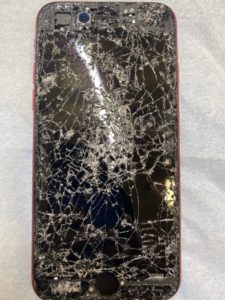 車に轢かれたiPhoneSE2です。
